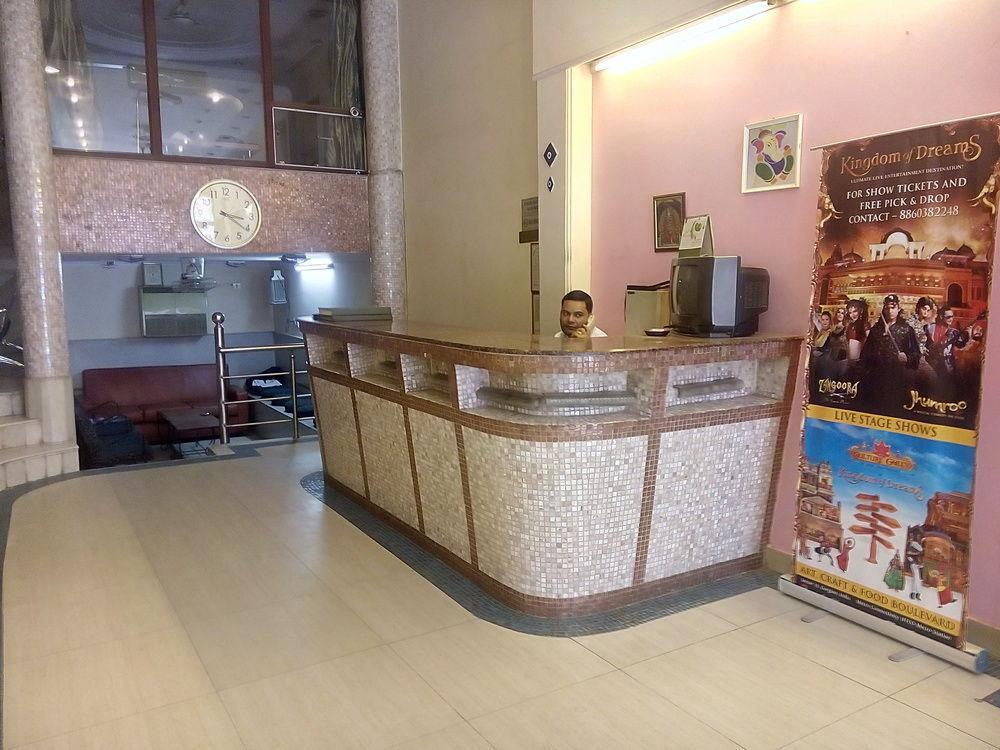Hotel Pearl Plaza New Delhi Bagian luar foto